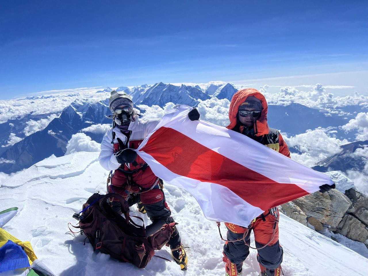 Liliya Ianovskaia raises Belarusian flag on the summit of Dhaulagiri